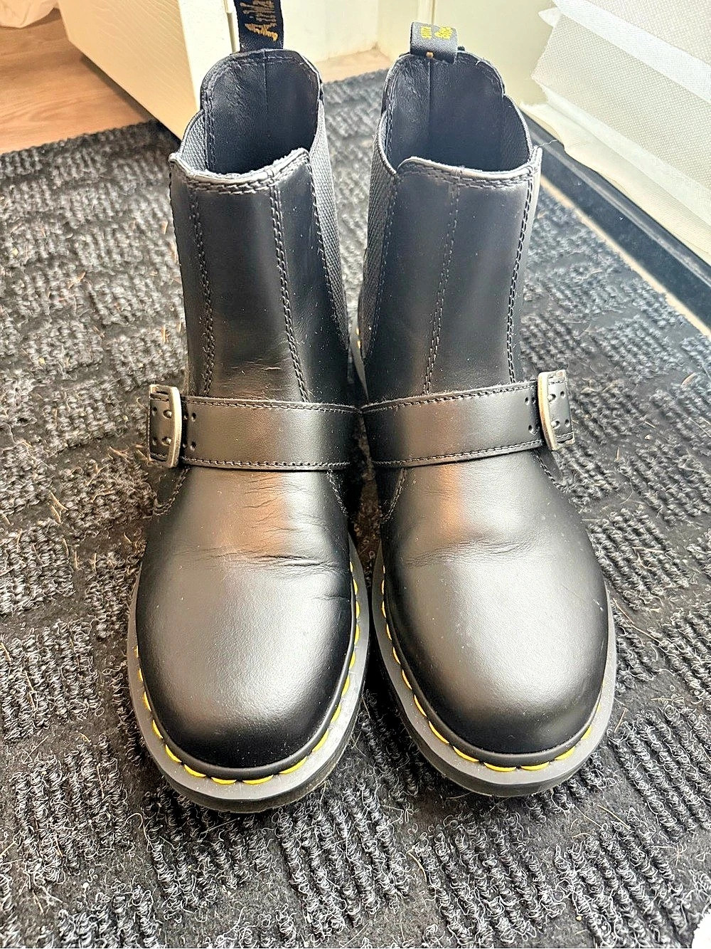 Dr. Martens 2976 Smooth Leather Chelsea Boots